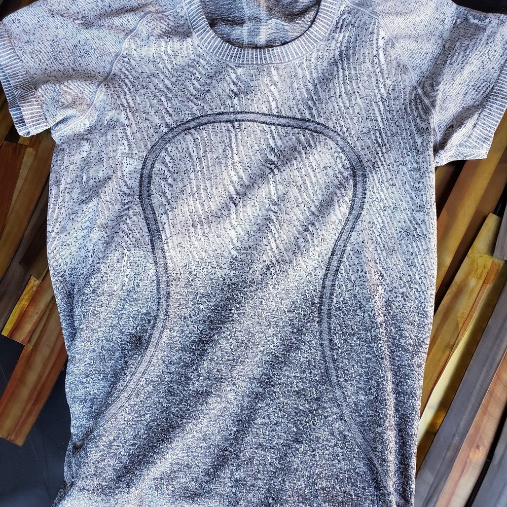 Lululemon tshirt